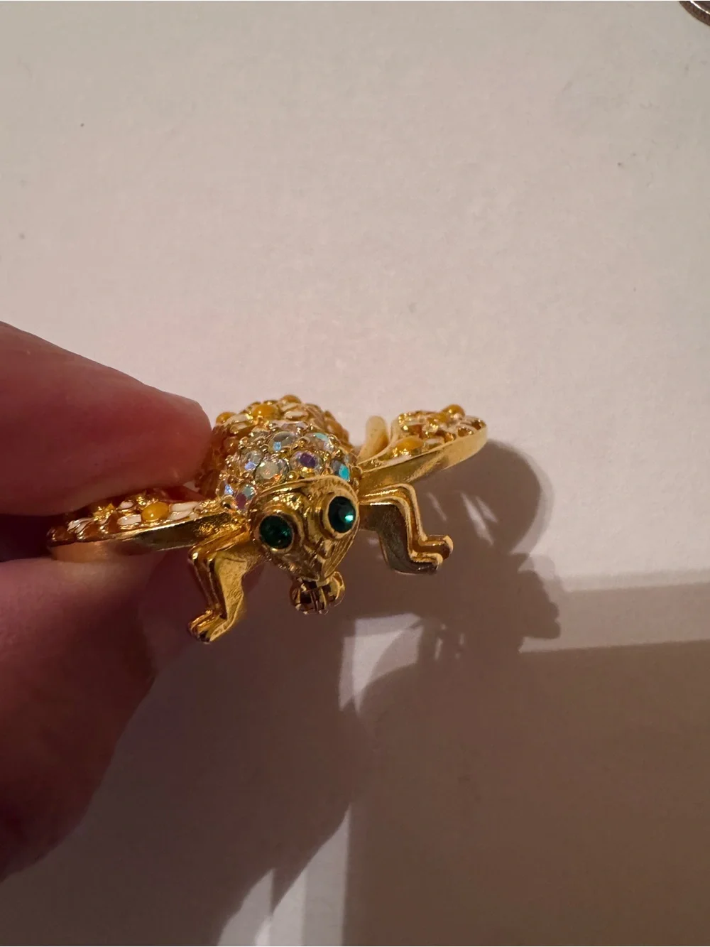 Joan Rivers Bee Brooch Gold Tone Rhinestone Daisy Floral Enamel Pin.